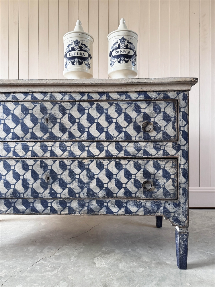 Italian Chest of Drawers